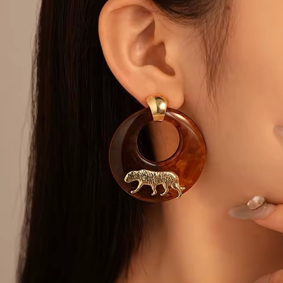 Anthropologie Gold Panthere Resin Brown Elegant Earrings - Picture 8 of 15